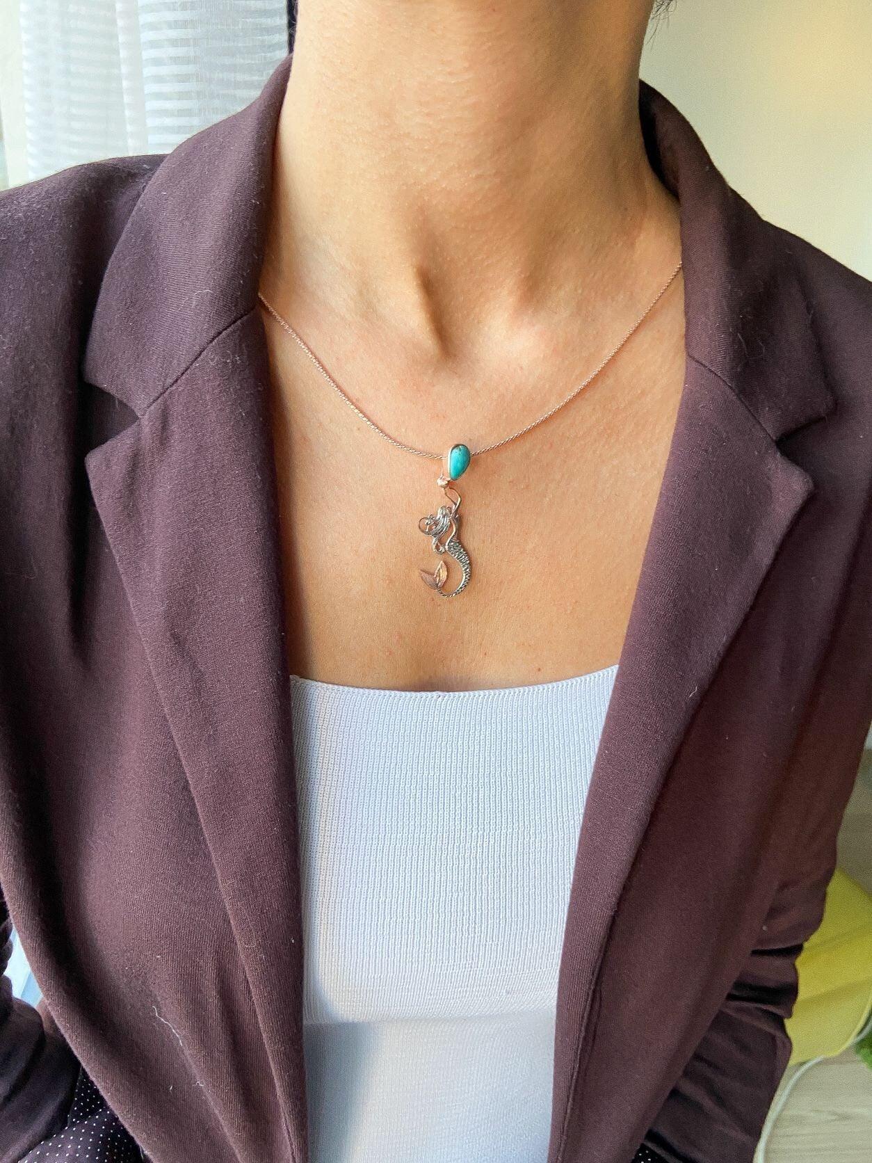 TURQUOISE Stone  Mermaid Jewelry Natural Necklace For Women, Custom De925 Sterling Silver A beautiful mermaid is swimming up to the surface, carrying a Natural Turquoise Stone as a gift from the deep sea to the land world.
These speciaTurquoise Stone