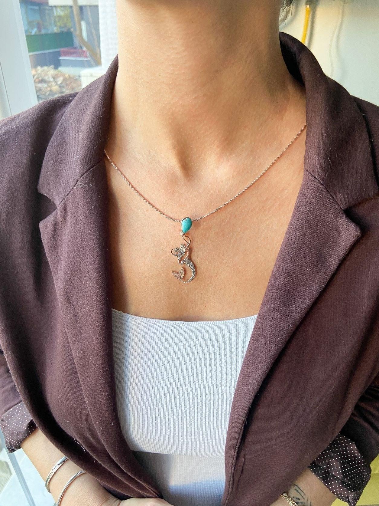 TURQUOISE Stone  Mermaid Jewelry Natural Necklace For Women, Custom De925 Sterling Silver A beautiful mermaid is swimming up to the surface, carrying a Natural Turquoise Stone as a gift from the deep sea to the land world.
These speciaTurquoise Stone