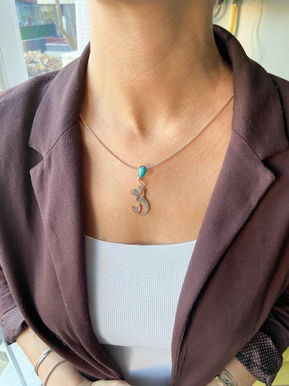 TURQUOISE Stone  Mermaid Jewelry Natural Necklace For Women, Custom De925 Sterling Silver A beautiful mermaid is swimming up to the surface, carrying a Natural Turquoise Stone as a gift from the deep sea to the land world.
These speciaTurquoise Stone